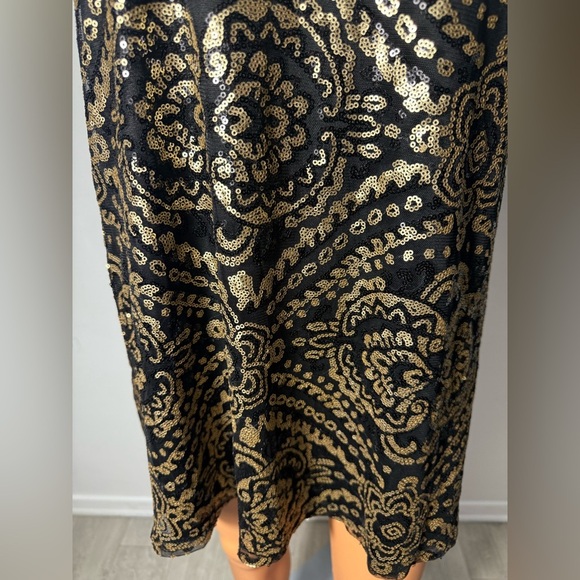 Elegant Black and Gold Patterned Halter Dress - Picture 5 of 8